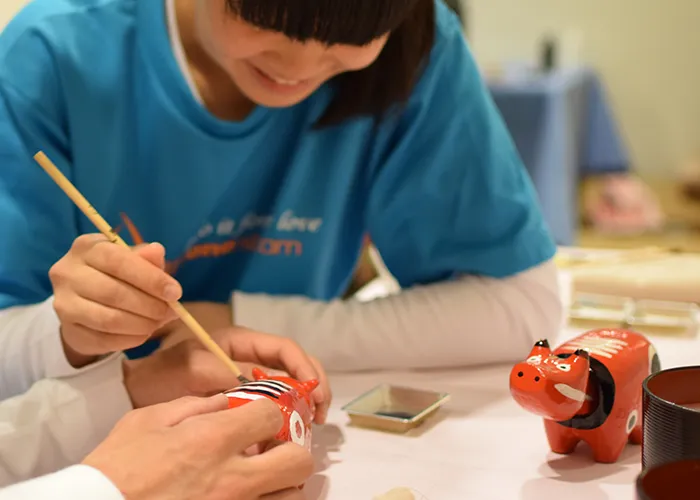 Akabeko painting, which allows you to experience Aizu culture, is also a very popular program for school trips.