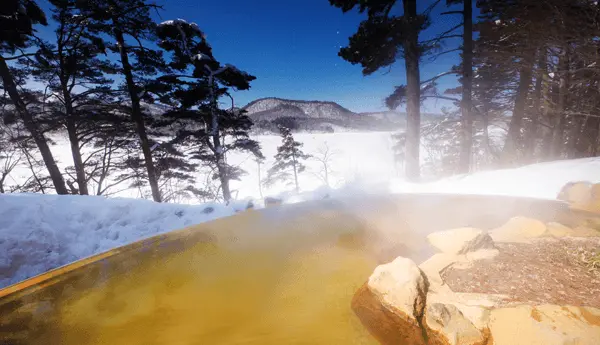 An open-air bath overlooking the frozen Lake Hibara below