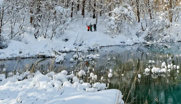 Snowshoeing to the snow-covered Goshiki-numa