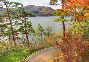 Open-air bath while enjoying the autumn foliage