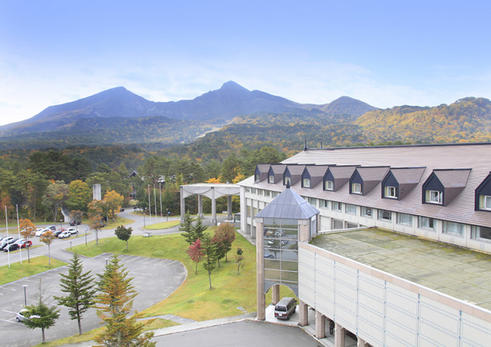 Exterior / Excellent location with views of Mount Bandai. Surrounded by the magnificent nature of Urabandai, it boasts an excellent location with views of Mount Bandai.