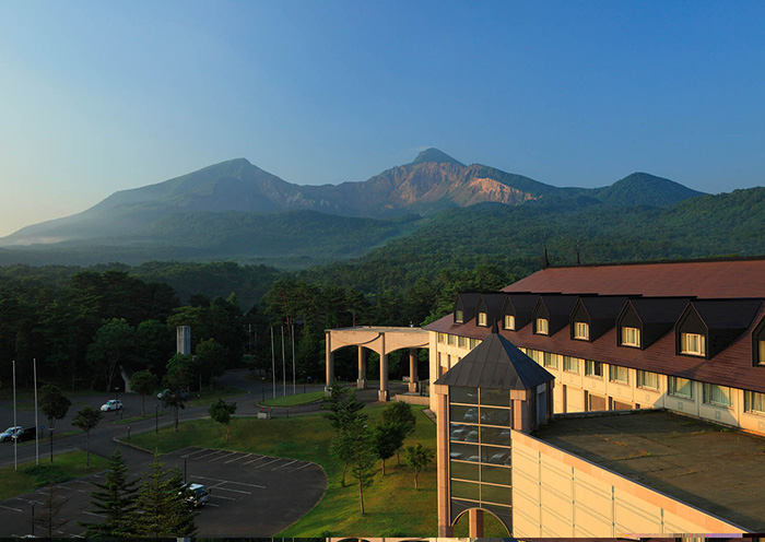 Exterior: Mother Nature spreads out before you. You can see the different faces of the four seasons.