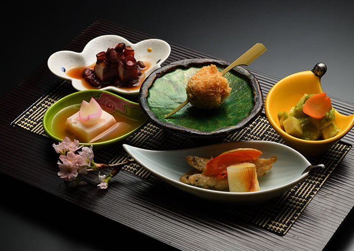 An example of a Japanese kaiseki meal. / Spring.