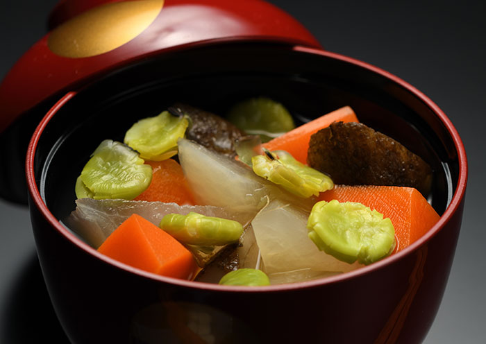 An example of a Japanese kaiseki meal. / Spring.