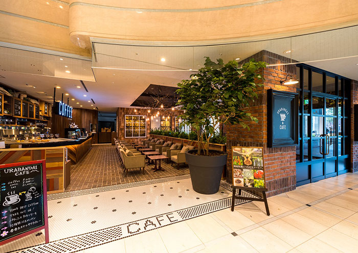 This is a spacious Urabandai Cafe where you can relax and unwind.