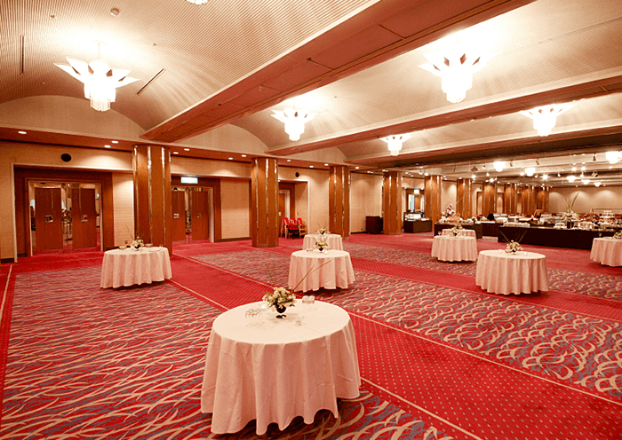 It can be used for a wide range of purposes, including large parties, banquets, ceremonies, and events.