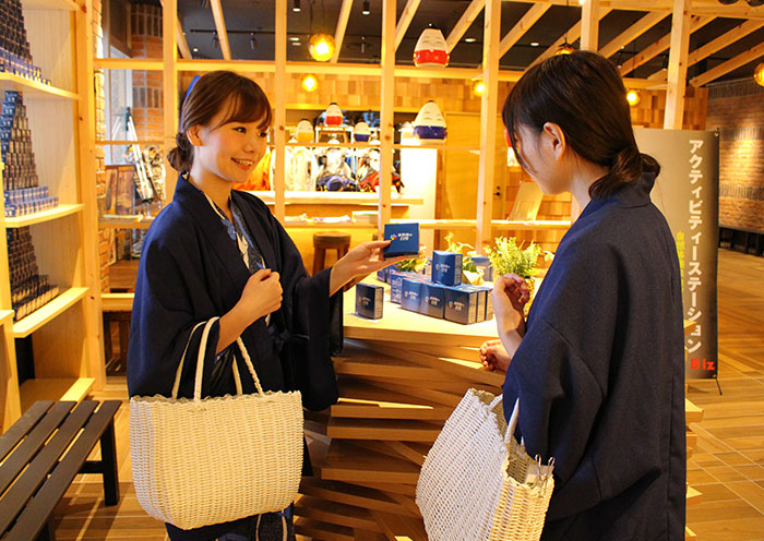 A spacious shop space offering souvenirs unique to Fukushima.