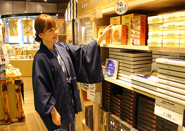 A spacious shop space offering souvenirs unique to Fukushima.