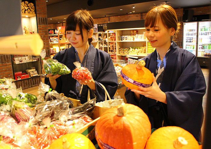 A spacious shop space offering souvenirs unique to Fukushima.