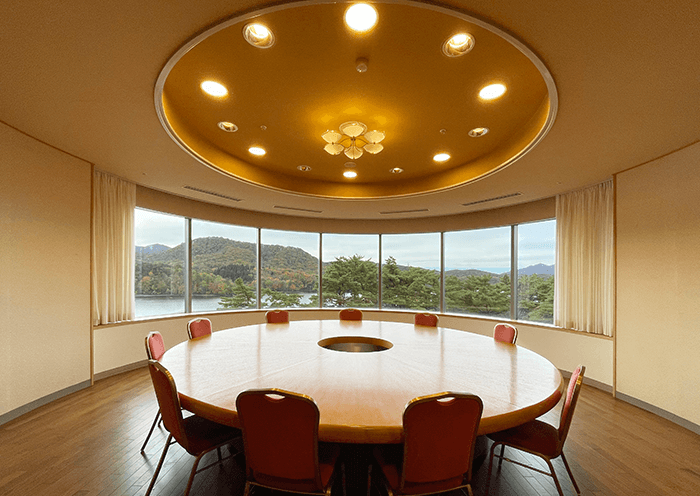 An open observation lounge with a panoramic view of Lake Hibara.