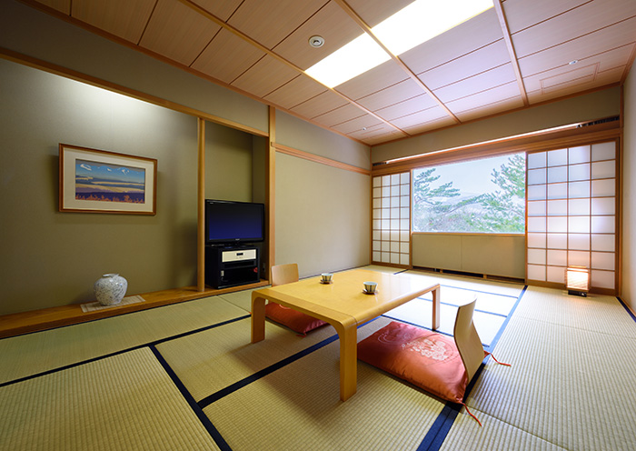 Japanese Style Room / 12 tatami mats. This room can accommodate large groups.