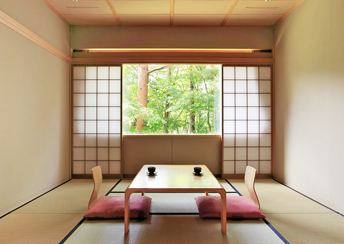 Japanese Style Room / 12 tatami mats. This room can accommodate large groups.
