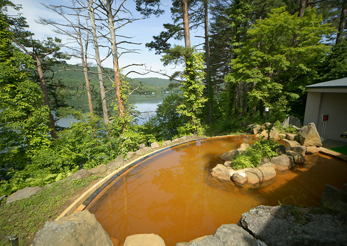A spectacular open-air hot spring where you can enjoy the scenery of the four seasons.
