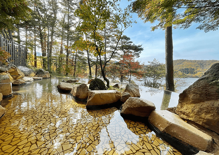 A spectacular open-air hot spring where you can enjoy the scenery of the four seasons. Autumn leaves.