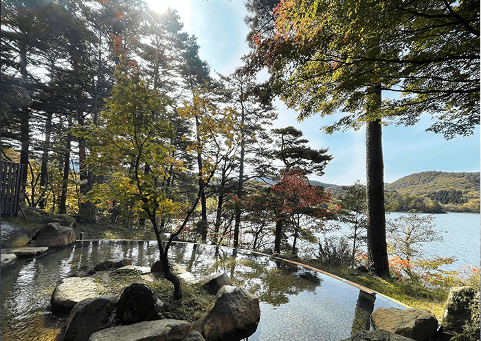 A spectacular open-air hot spring where you can enjoy the scenery of the four seasons. Autumn leaves.