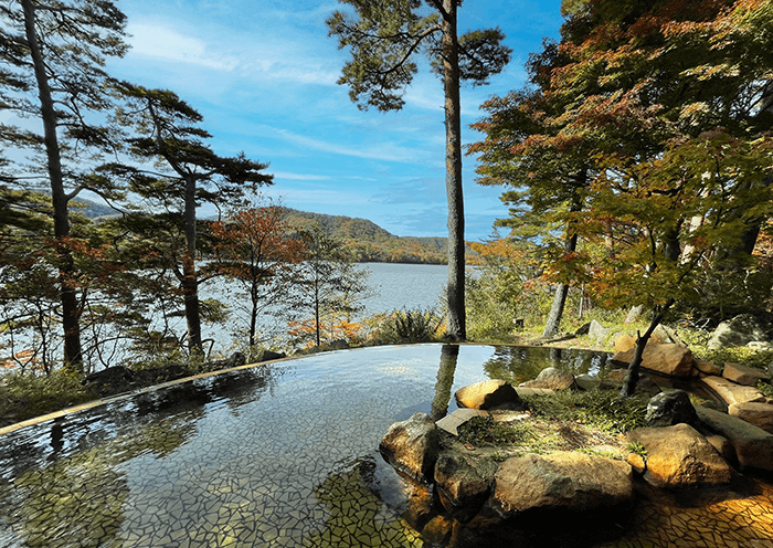 A spectacular open-air hot spring where you can enjoy the scenery of the four seasons. Autumn leaves.