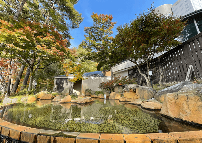 A spectacular open-air hot spring where you can enjoy the scenery of the four seasons. Autumn leaves.