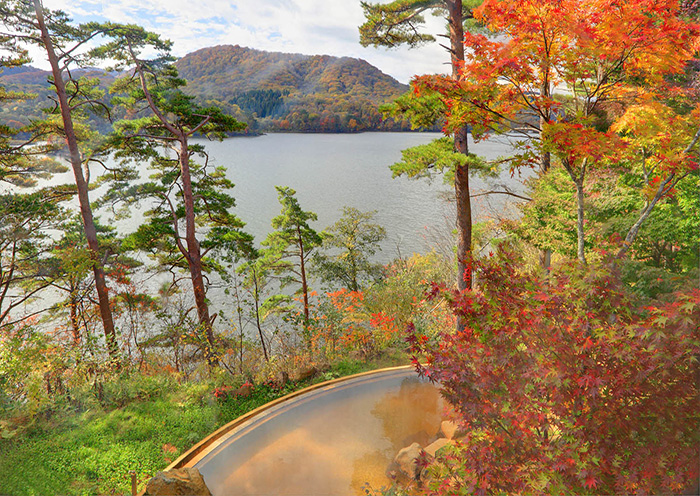 A spectacular open-air hot spring where you can enjoy the scenery of the four seasons. Autumn leaves.