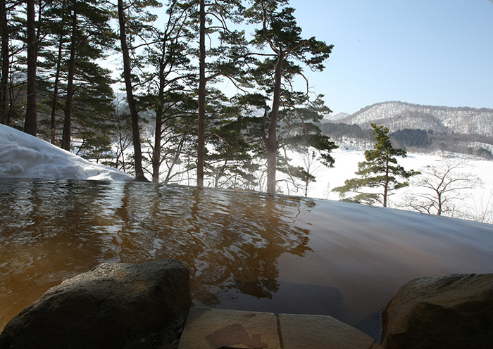 A spectacular open-air hot spring where you can enjoy the scenery of the four seasons. Snow scenery.