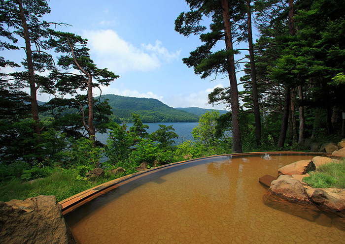 The open-air hot spring (men's bath) offers a spectacular view of Lake Hibara below. You can see the lake from the bathtub.