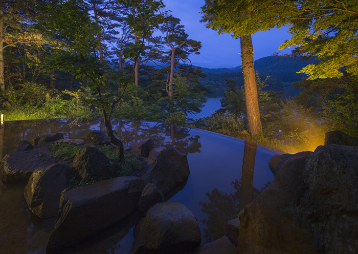 A spectacular open-air hot spring (men's bath) with natural spring water. Enjoy the changing nature of the seasons.