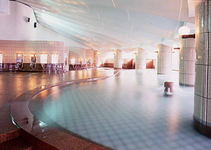 Indoor bath. Relax your body and mind in the spacious bathtub and enjoy a moment of relaxation.