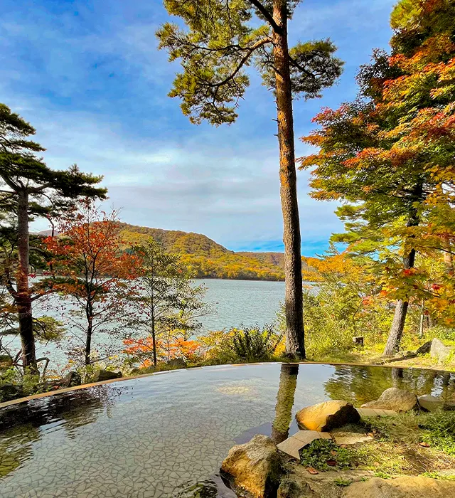 Source-Flowing Open-Air Hot Spring for Urabandai’s Seasons