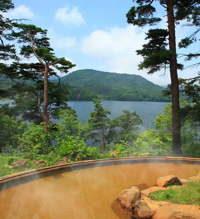 Source-Flowing Open-Air Hot Spring for Urabandai’s Seasons