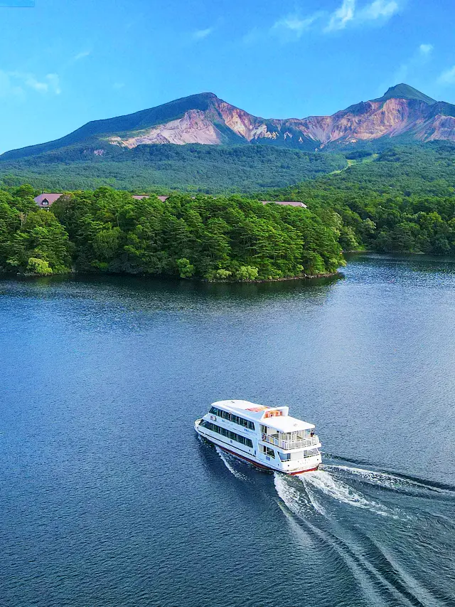 Sightseeing boat