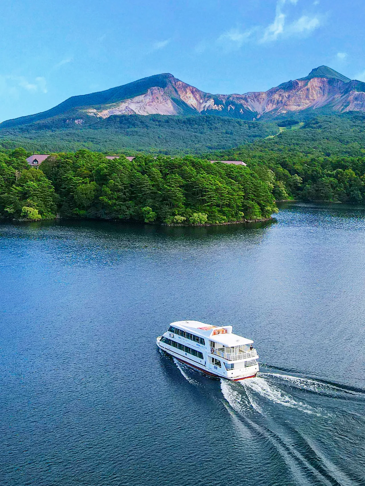 Sightseeing boat