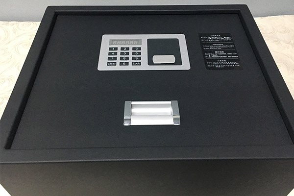 We have installed safes in all guest rooms in the main building and Goshiki no Mori!