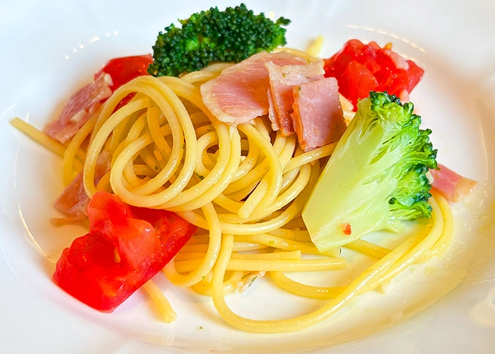 Bacon and broccoli spaghetti with basil and fresh tomatoes