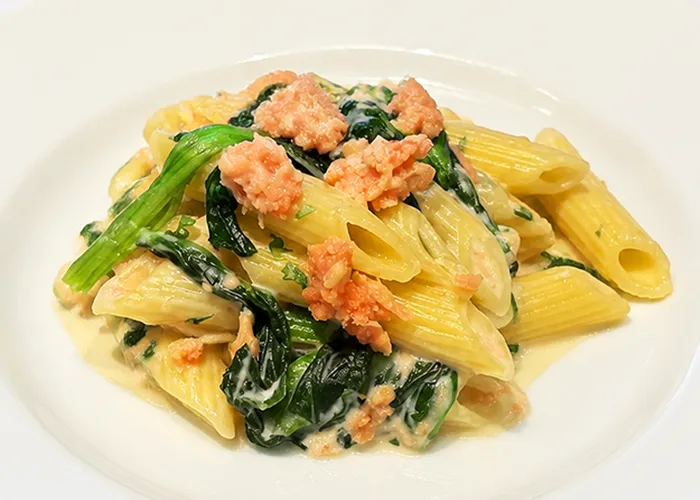 Creamy pasta with autumn salmon and spinach
