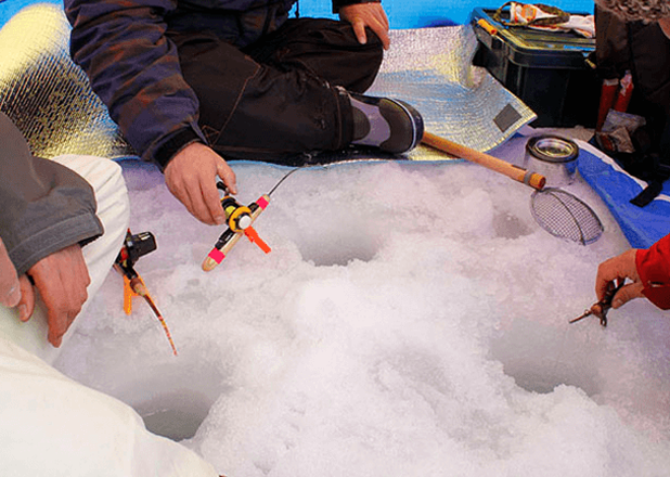 Smelt fishing (hole fishing)